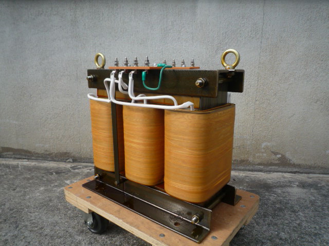 出力２０８V入力２００Vトランス　北米製精密機器用電源変圧器